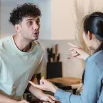 Укрепват ли връзката скандалите?