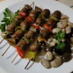 Шишчета от наденица със зеленчуци