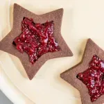 Шоколадови бисквити с малиново сладко