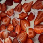 Бисквитена торта с ягоди