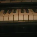 Ново в плейлиста на СЛЕД 5: Ive & Chaz с „Черните клавиши на пианото“