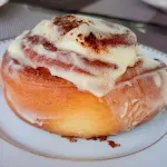 Канелени рулца с глазура от крема сирене