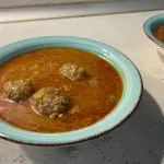 Селска яхния с кюфтета и много лук