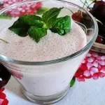 Черешово смути с мента