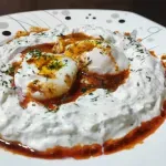 Поширани яйца с кисело мляко