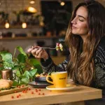 Защо се чувстваме уморени след хранене и как да го избегнем?