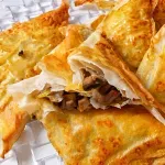 Триъгълни банички с праз, гъби и сушена чушка • След 5®