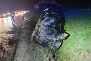 Avtomobil popolnoma uničen, voznika odpeljali v bolnišnico (FOTO)