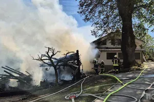 Ogenj v celoti uničil gospodarsko poslopje, en gasilec poškodovan