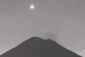 Posneli skrivnostni predmet, kako leti v vulkan! »To zagotovo ni ustvaril človek« (VIDEO)