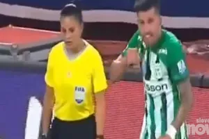 Težko je verjeti, kaj je nogometašu, ki je igral tudi v Sloveniji, med tekmo priletelo v glavo (VIDEO)