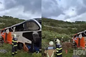 Avtobus zletel s ceste v grapo, prizori so strašni (VIDEO)