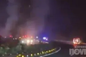 Strašna nesreča: avtocesta se je zrušila, vozila zgrmela v globino (VIDEO)