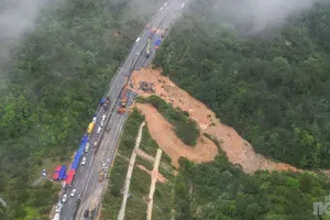 Zrušil se je del avtoceste, umrlo vsaj 36 ljudi! Prizori so grozljivi ... (FOTO)
