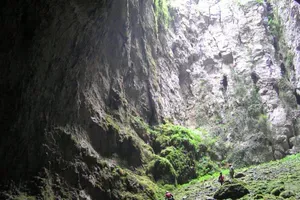 V slovenski jami so našli skrivnostno truplo