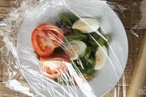 Genialen trik s folijo za živila, ki bo navdušil vse goste na pikniku