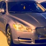 Vozila jaguarja brez vozniške in pod vplivom drog, policisti so ji stopili na prste