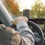 Starejši obnavljajo veščine vožnje, da varneje prevažajo vnuke