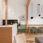 Pokukajte v prenovljeno vrstno hišo s toplino lesa