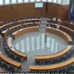 Sramotni prizori v slovenskem parlamentu: kam so izginili poslanci? (FOTO)
