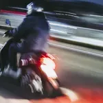 Z mopedom bežal pred policisti, ti mu zaradi enega razloga kasneje niso več želeli slediti