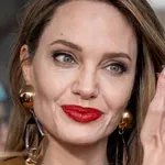 Oče o Angelini Jolie: naivna tepka v svojem mehurčku