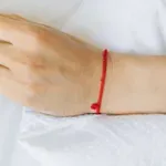 Znate li zašto se vezuje crveni konac oko ruke? Ne, nije samo zbog uroka, a malo ko zna pravu istinu