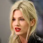 Nevena Božović pomera modne granice: Da li vam se dopada kako je obuću uklopila uz ovu haljinu? FOTO