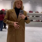 Spoj nespojivog: Kaput sezone Sara Jo na neuobičajen način kombinuje FOTO