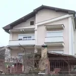 Dvospratnica sa prostranim balkonima i savršeno uređenim dvorištem: Zavirite u porodičnu kuću Vojina Ćetkovića u Kruševcu FOTO