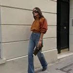 Modni spoj koji je osvojio proleće: Plave farmerke sa zabranjenom bojom – najpoželjnija kombinacija sezone