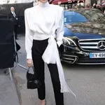 Modni trik koji izdužuje figuru: Pantalone visokog struka, salonke i bluza koja „dodaje“ centimetre