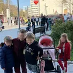 Najlepša praznična slika koju ćete danas videti: Luka Jović i bivša Anđela okupili decu ispred Hrama FOTO