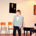 Miljenik žena i velika muzička zvezda uskoro postaje tata: Prepoznajete li dečaka sa fotografije? FOTO