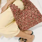 Ide uz sve, idealna i za dan i za veče: Zarina torba sa cvetnim detaljem koja podiže svaki letnji look sada je na sniženju