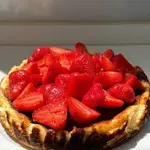 Kao iz poslastičarnice: Recept Milene Radulović za lagani letnji kolač sa jagodama oduševio FOTO