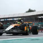 Norris po kazni Piastrija do domače zmage v deževnem Silverstonu, Hulkenberg prvič v karieri na stopničkah