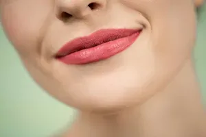 Tajne šminkanja: Evo kako da sakrijete podbradak za samo 30 sekundi (VIDEO)