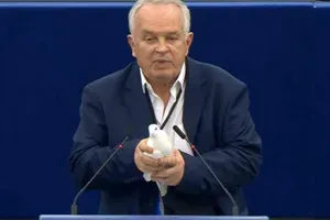 VIDEO: To sa často nevidí. Europoslanec Radačovský vypustil v europarlamente bielu holubicu a vyzýval na mier