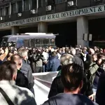 Στο κέντρο της Αθήνας αγρότες και κτηνοτρόφοι - Διαμαρτυρία σε υπουργείο και ΟΠΕΚΕΠΕ