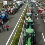 4.000 τρακτέρ στα μπλόκα της Θεσσαλίας, ενισχύονται και πληθαίνουν στη χώρα