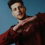 Kdo je skrivnostna lepotica, ki se je z Matejem Zemljičem (Skrito v raju) sprehajala