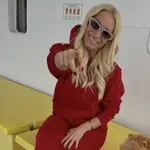 Kaj se dogaja med Alyo in znano slovensko pevko?