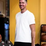 Goran Dragić se po novem naokoli sprehaja z novo