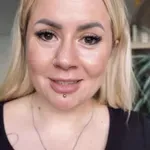 Znana slovenska voditeljica šokirala s fotografijo v kopalkah