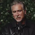 Jan Plestenjak skupaj z mlado, znano pevko viden na …