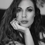 Tara Zupančič se je tako razgaljena pojavila na modnem dogodku, zmedla je vse