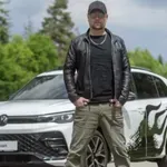 Dekle Tomija Megliča se je v avtu z njim pojavilo oblečeno le v …