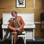 Magnifico ujet z mlajšo pevko