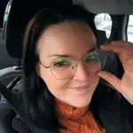 Alenka Gotar v objemu temnega lepotca, ki ni njen mož